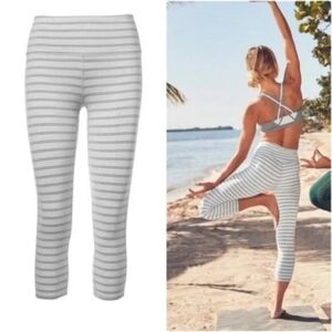 EUC Athleta Size XXS Heather Horizontal Chaturanga Gray Capri Leggings!